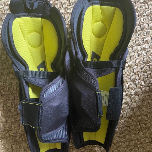 CCM Tacks 9080 Shin Pads - Picture 2 of 3